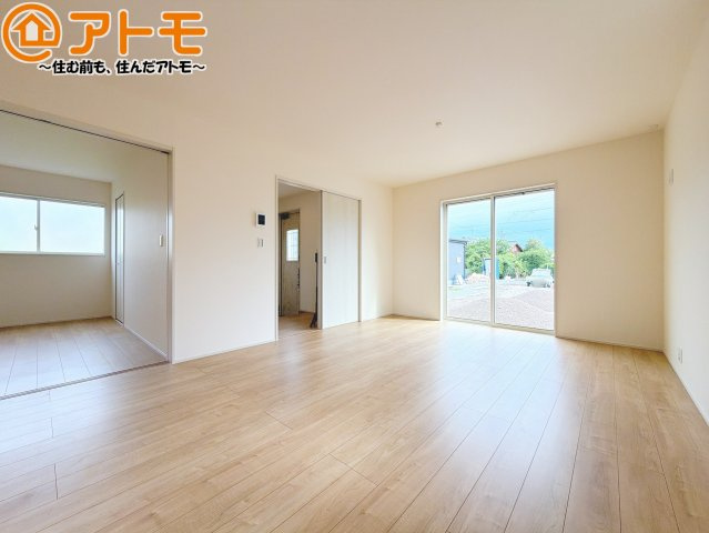 【居間・リビング】 | 焼津市高新田　新築戸建　1号棟 | 日当たりのよいリビングは、一年を通してぽかぽかとしています。家族が自然と集まる空間になりそうですね♪