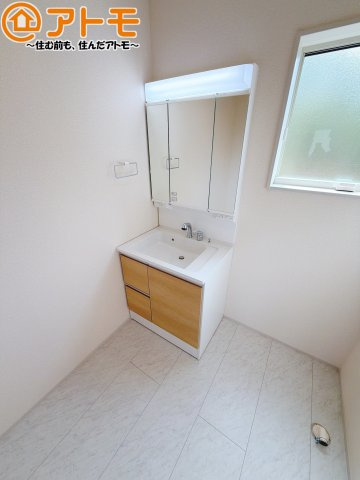 【独立洗面台】 | 焼津市高新田　新築戸建　1号棟 | 三面鏡の中は収納になっているため、スッキリとした洗面台を保つことができます♪