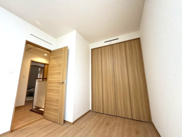 －三丁目不動産ー　築浅美観戸建住宅　児玉下浅見の洋室