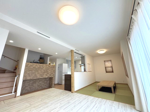 -三丁目不動産-　築浅美観戸建住宅　児玉下浅見の居間・リビング