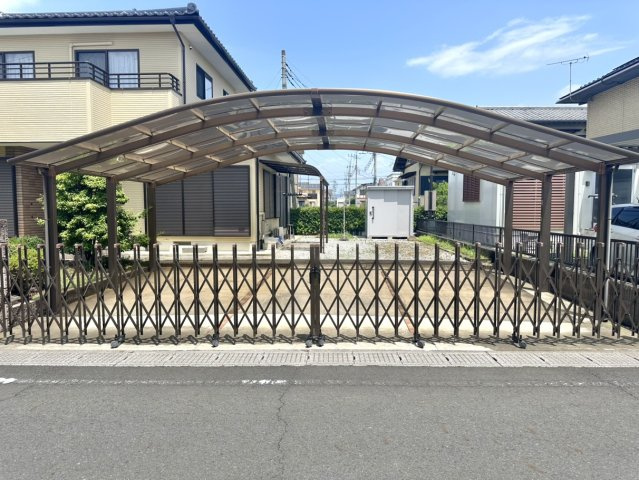 【中古戸建】太田市城西町の外観|■カーポート｜ご自身やご家族・友人の愛車もしっかり守れるカーポート付き♪雨や雹も安心です！