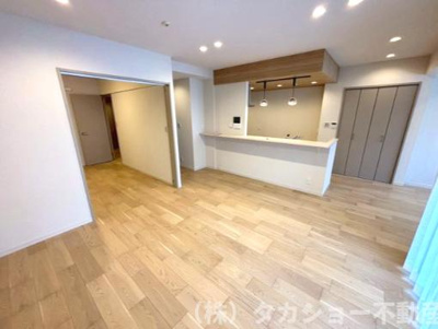 【居間・リビング】 | ザ・レジデンス稲毛台ミッドコートイースト | 家族が集まるリビングは明るく広々しております☆彡