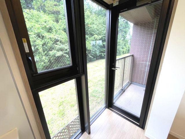 アンビシャス南柏のその他|サービスバルコニーへ出れる勝手口です。洗濯物を干したり、ゴミを一時的に置いたりできるため、家事動線がスムーズになります。