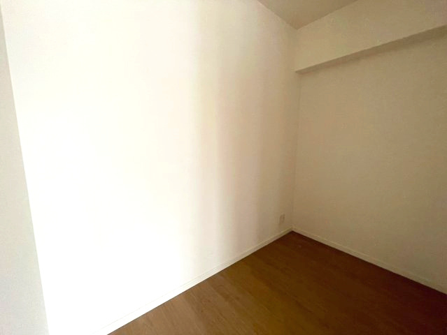 アンビシャス南柏の洋室|(3)様々な使い方ができるドレッサールームです。約2.3帖あります。