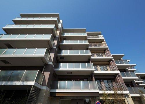 アンビシャス南柏の外観|圧巻のスケール感！広々した敷地に建っており、開放感があります。麗澤大学隣接です。