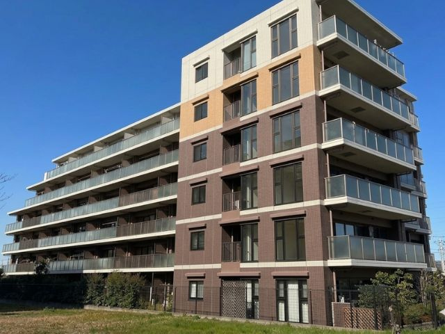 アンビシャス南柏の外観|圧巻のスケール感！広々した敷地に建っており、開放感があります。麗澤大学隣接です。