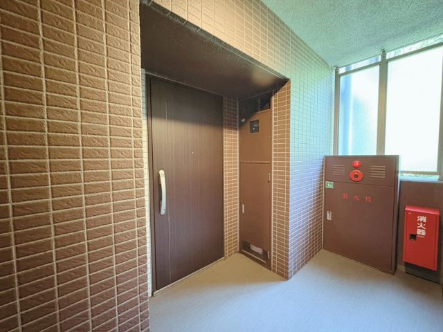 アンビシャス南柏の浴室|窓が付いており、リゾート感覚を楽しめます。