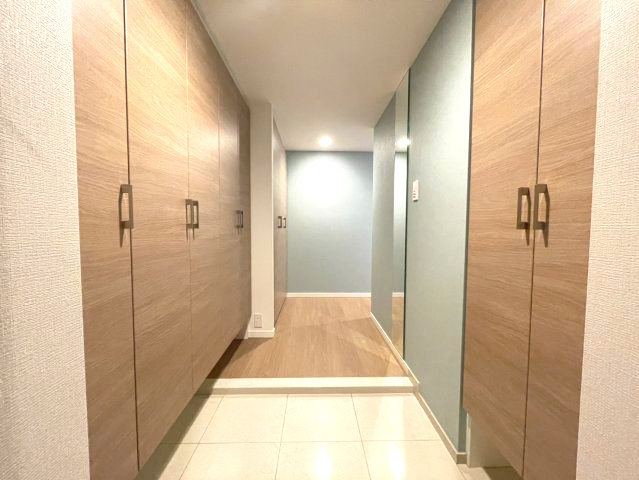 アンビシャス南柏の玄関|アクセントクロスがおしゃれな玄関です。