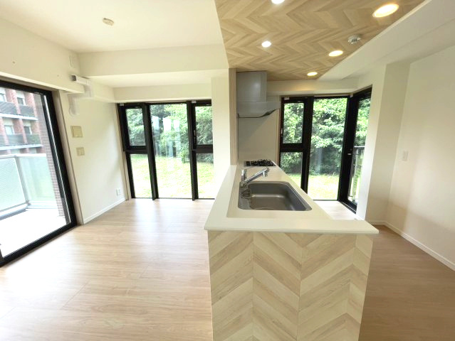 アンビシャス南柏の居間・リビング|2面採光角部屋で日当たりも通風も良好です。窓が大きいので開放感があります！