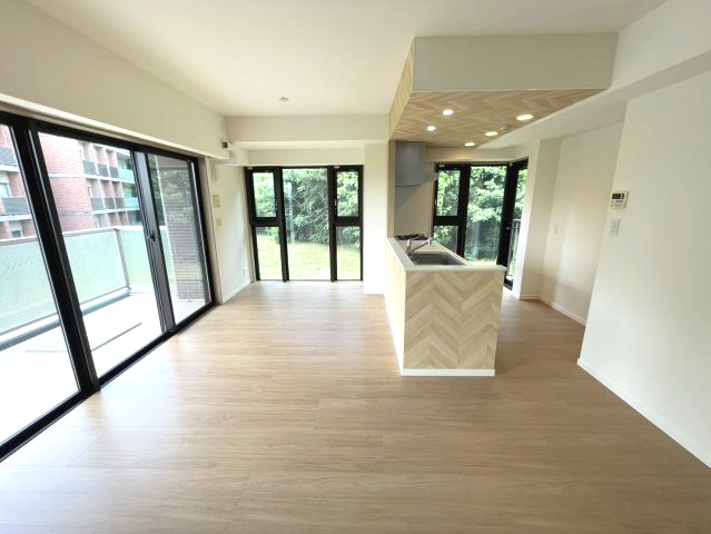 アンビシャス南柏の居間・リビング|四季の移ろいを感じられる贅沢な空間です。