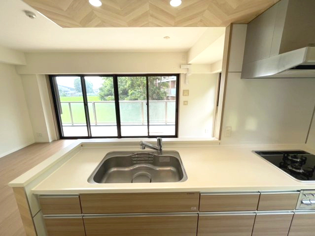 アンビシャス南柏のキッチン|キッチンからの眺めも良いので、料理も楽しくできます！