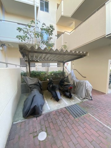 伊丹パーク・ホームズ　１号棟の駐車場|バイク置場