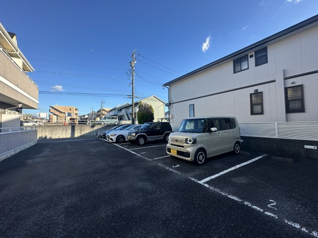 セレニール東山台の駐車場