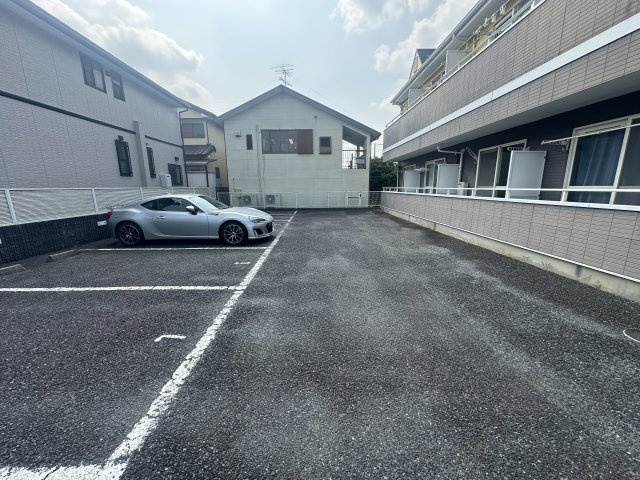 セレニール東山台の駐車場
