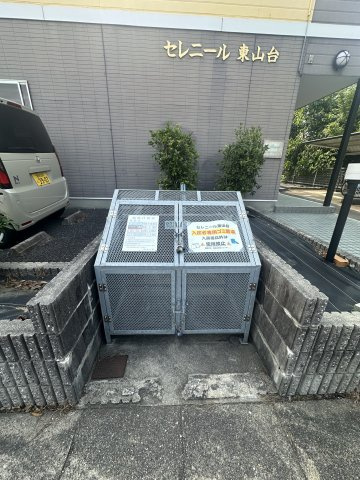 セレニール東山台の駐車場