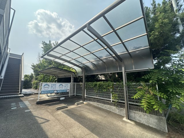 セレニール東山台の駐車場