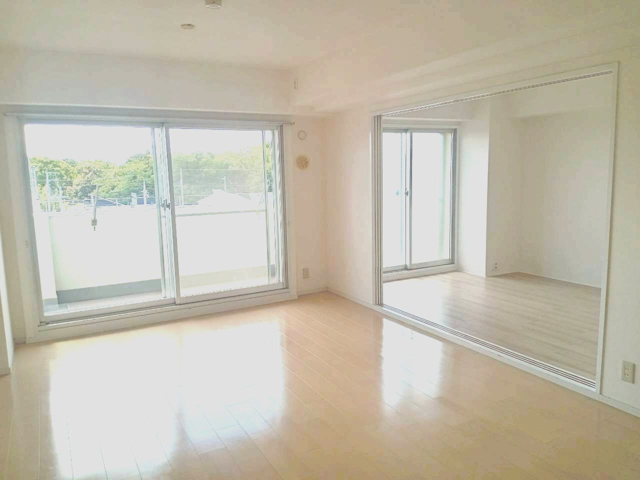 エステム堺萩原天神の居間・リビング|南東向きで陽当り通風良好です！