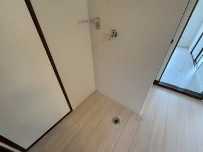 【設備】 | メゾン・ルピナス | 室内洗濯機置場
※クリーニング前の写真です。