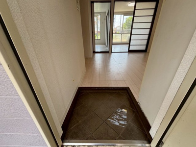 【玄関】 | メゾン・ルピナス | ※クリーニング前の写真です。