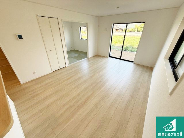 紀の川市下井阪　第3期　新築一戸建ての居間・リビング|日当たり良好の明るいリビングで朝の目覚めもスッキリできそう！対面キッチンでご家族のコミュニケーションも自然と増える設計！小さなお子様が遊ぶスペースを作っても広々とくつろげるLDK！