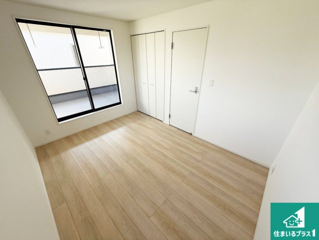 紀の川市下井阪　第3期　新築一戸建ての洋室|シンプルな洋室は、自分好みのインテリアが楽しめます♪ご家族とインテリアや家具を選びに行くのは新築購入時の醍醐味の一つです。ぜひお楽しみください♪