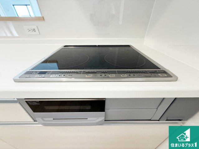 紀の川市下井阪　第3期　新築一戸建ての設備|火を使わないので、安心なＩＨコンロ！でこぼこが無い構造なので、掃除もしやすく清潔に保てます！