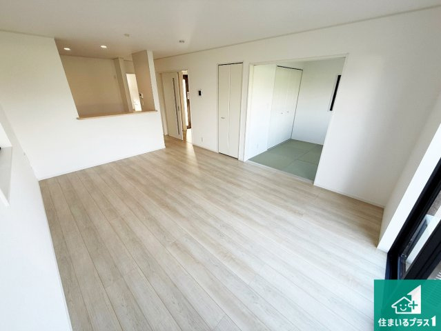 紀の川市下井阪　第3期　新築一戸建ての居間・リビング|太陽の光が差し込むとっても明るいリビング！思わず微笑みたくなる居心地の良さ。家族団らんの時間も増えそうなくつろぎのＬＤＫで、住む人のこだわりを活かすゆとりある空間♪