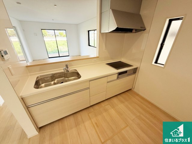 紀の川市下井阪　第3期　新築一戸建てのキッチン|収納豊富！浄水器付きキッチン！お子さまの様子を見ながらお料理を楽しむことができますね。家族のコミュニケーションが増え会話もはずみそう！