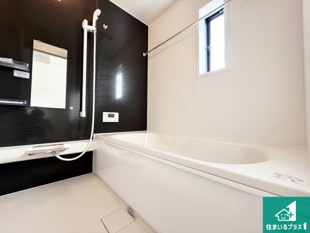 紀の川市下井阪　第3期　新築一戸建ての浴室|足をゆったり伸ばして一日の疲れを癒してくれる浴槽。窓は少し高めに設置することで、外部からの視線も気にならない設計にし、かつ差し込む光が明るく穏やかな雰囲気にしてくれます！