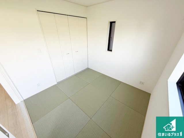 紀の川市下井阪　第3期　新築一戸建ての和室|一室あると便利な和室は客間としてだけでなく、小さなお子様のプレイルームやみんなでお昼寝もいいですね。壁一面のモダンな扉の押し入れもたっぷり収納力！【現地写真】