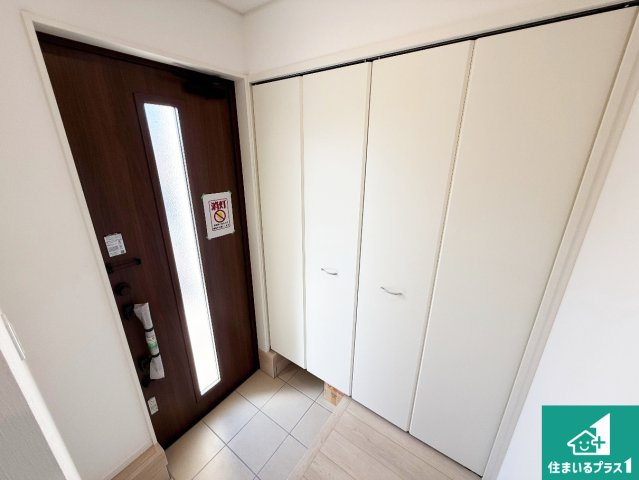 紀の川市下井阪　第3期　新築一戸建ての玄関|シューズクローゼットにはたくさんの靴が収納できるので玄関周りはいつもスッキリ！コの字型のスペースにはオシャレな小物を置くと玄関が華やかに♪【現地写真】