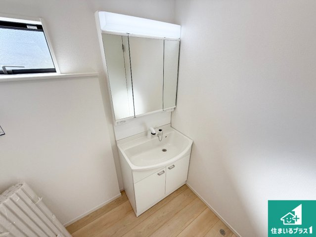 紀の川市下井阪　第3期　新築一戸建ての独立洗面台|清潔感のある洗面台です。フラットな鏡は掃除がしやすく毎日清潔！鏡裏には収納があるのでスッキリとした洗面台が保てます。