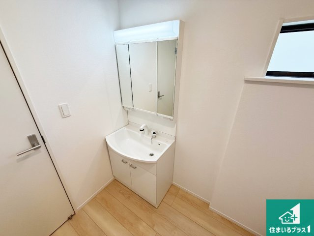 紀の川市下井阪　第3期　新築一戸建ての独立洗面台|清潔感のある洗面台です。フラットな鏡は掃除がしやすく毎日清潔！鏡裏には収納があるのでスッキリとした洗面台が保てます。