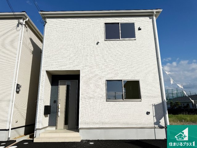 紀の川市下井阪　第3期　新築一戸建ての外観|玄関出てすぐの所にある備え付けのポスト！雨に濡れずに郵便物を取りに行けるのもいいですね！