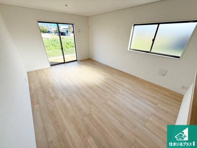 紀の川市下井阪　第3期　新築一戸建ての居間・リビング|日当たり良好の明るいリビングで朝の目覚めもスッキリできそう！対面キッチンでご家族のコミュニケーションも自然と増える設計！小さなお子様が遊ぶスペースを作っても広々とくつろげるLDK！