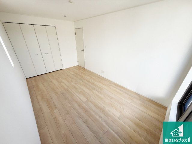 紀の川市下井阪　第3期　新築一戸建ての洋室|シンプルな洋室は、自分好みのインテリアが楽しめます♪ご家族とインテリアや家具を選びに行くのは新築購入時の醍醐味の一つです。ぜひお楽しみください♪