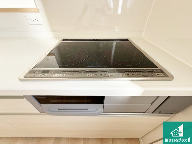 紀の川市下井阪　第3期　新築一戸建ての設備|ダブル高火力Ｓｉセンサー付きコンロ！３口あるので、まとめて料理をする時も大活躍！