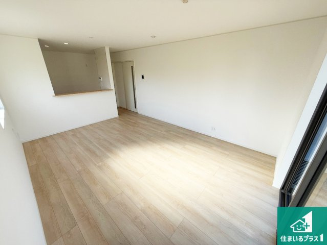 紀の川市下井阪　第3期　新築一戸建ての居間・リビング|太陽の光が差し込むとっても明るいリビング！思わず微笑みたくなる居心地の良さ。家族団らんの時間も増えそうなくつろぎのＬＤＫで、住む人のこだわりを活かすゆとりある空間♪