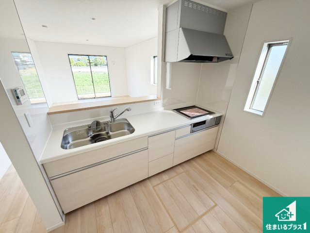 紀の川市下井阪　第3期　新築一戸建てのキッチン|収納豊富！浄水器付きキッチン！お子さまの様子を見ながらお料理を楽しむことができますね。家族のコミュニケーションが増え会話もはずみそう！