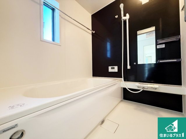 紀の川市下井阪　第3期　新築一戸建ての浴室|足をゆったり伸ばして一日の疲れを癒してくれる浴槽。窓は少し高めに設置することで、外部からの視線も気にならない設計にし、かつ差し込む光が明るく穏やかな雰囲気にしてくれます！