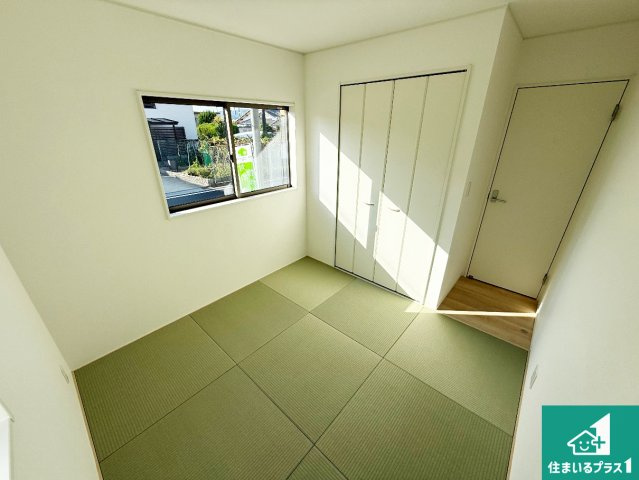 紀の川市下井阪　第3期　新築一戸建ての和室|一室あると便利な和室は客間としてだけでなく、小さなお子様のプレイルームやみんなでお昼寝もいいですね。壁一面のモダンな扉の押し入れもたっぷり収納力！【現地写真】