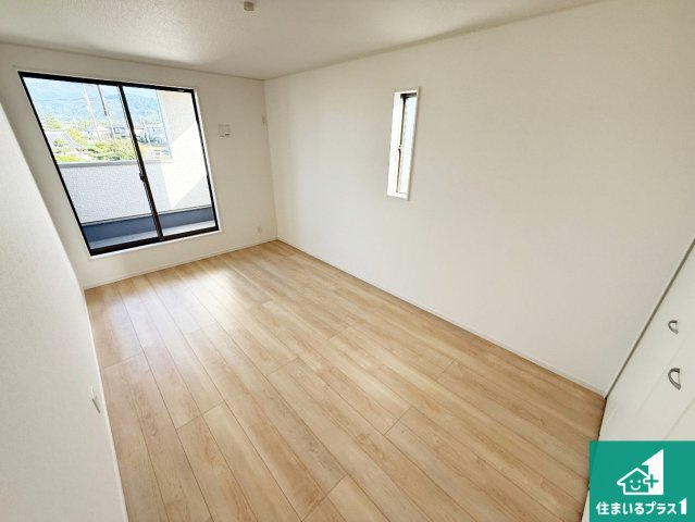 紀の川市下井阪　第3期　新築一戸建ての洋室|寝室は心地よい眠りについてもらいたくて、シンプルでかつ開放的な空間に！大きな窓から差し込む朝日が、すっきりとした目覚めをサポートします。【現地写真】