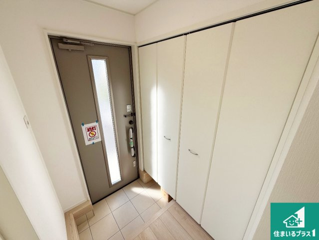 紀の川市下井阪　第3期　新築一戸建ての玄関|シューズクローゼットにはたくさんの靴が収納できるので玄関周りはいつもスッキリ！コの字型のスペースにはオシャレな小物を置くと玄関が華やかに♪【現地写真】