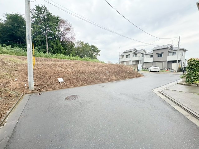 坂戸市西坂戸　建築条件なし売地　東武越生線『川角駅』バス5分　【城山小学区】の前面道路含む現地写真