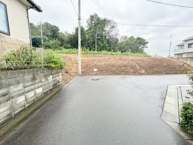 坂戸市西坂戸　建築条件なし売地　東武越生線『川角駅』バス5分　【城山小学区】の前面道路含む現地写真