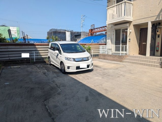 メゾハイネスの駐車場