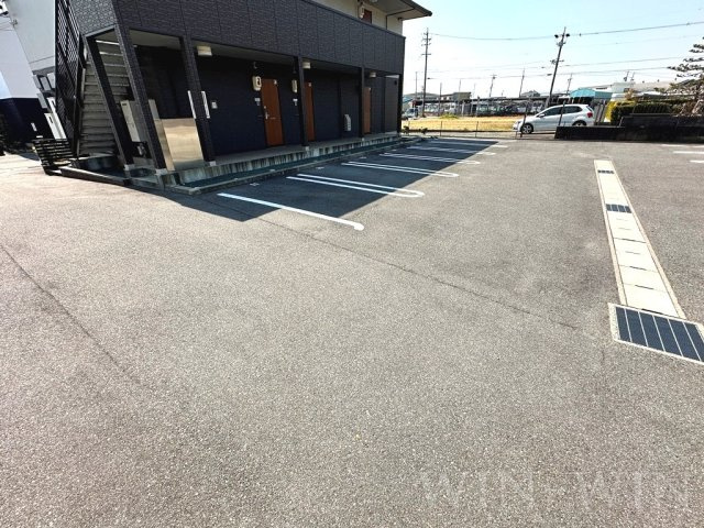 メゾン ラ・ヴェリテ Bの駐車場