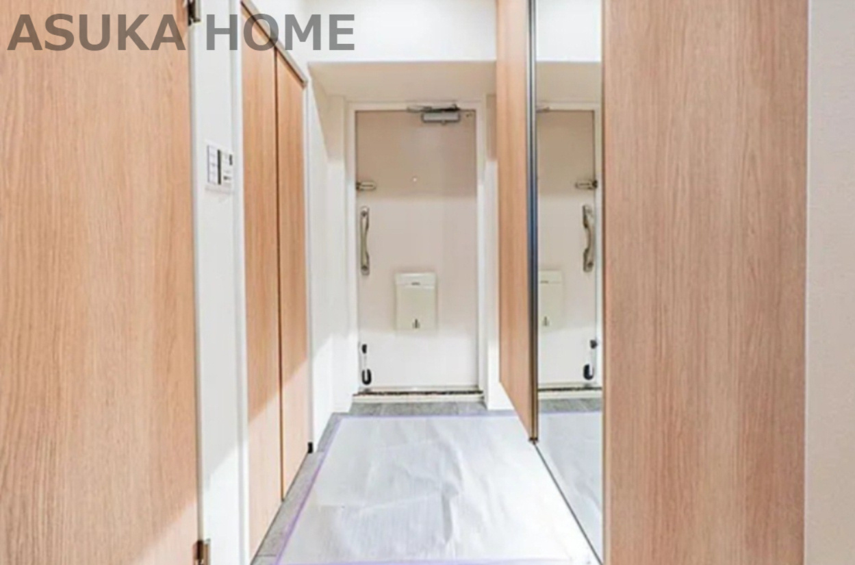 ハイラーク横浜白山の玄関|玄関横には、くたっぷり収納の大型シューズボックス、クロークもあり、大きな鏡付きなのでお出かけ前の確認に◎