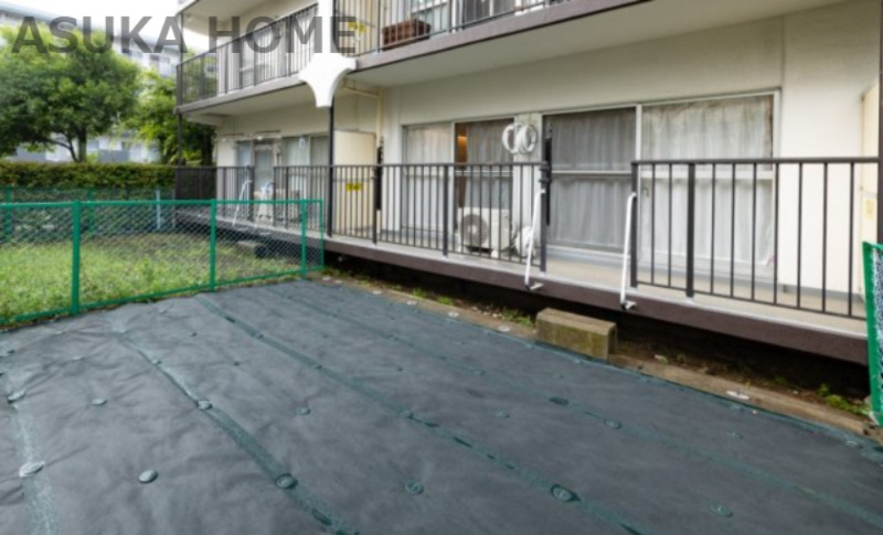 ハイラーク横浜白山のバルコニー|広くワイドなスペースになっているので、一度にたくさんの洗濯物が干せそうですね♪専用庭もあるのでガーデニングなど色々できそうです♪