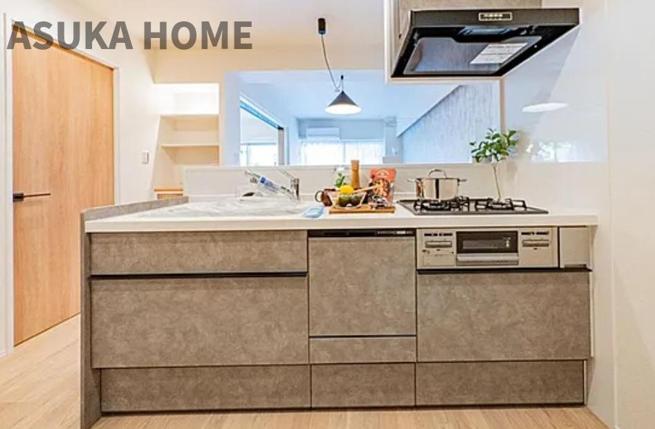 ハイラーク横浜白山のキッチン|リビングが見渡せるカウンターキッチン、お料理をしながら大切な家族との会話も楽しめそう家族のコミュニケーションが生まれそうなキッチンですね♪